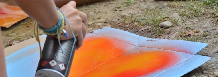 Herz wird auf Plakat gesprayt